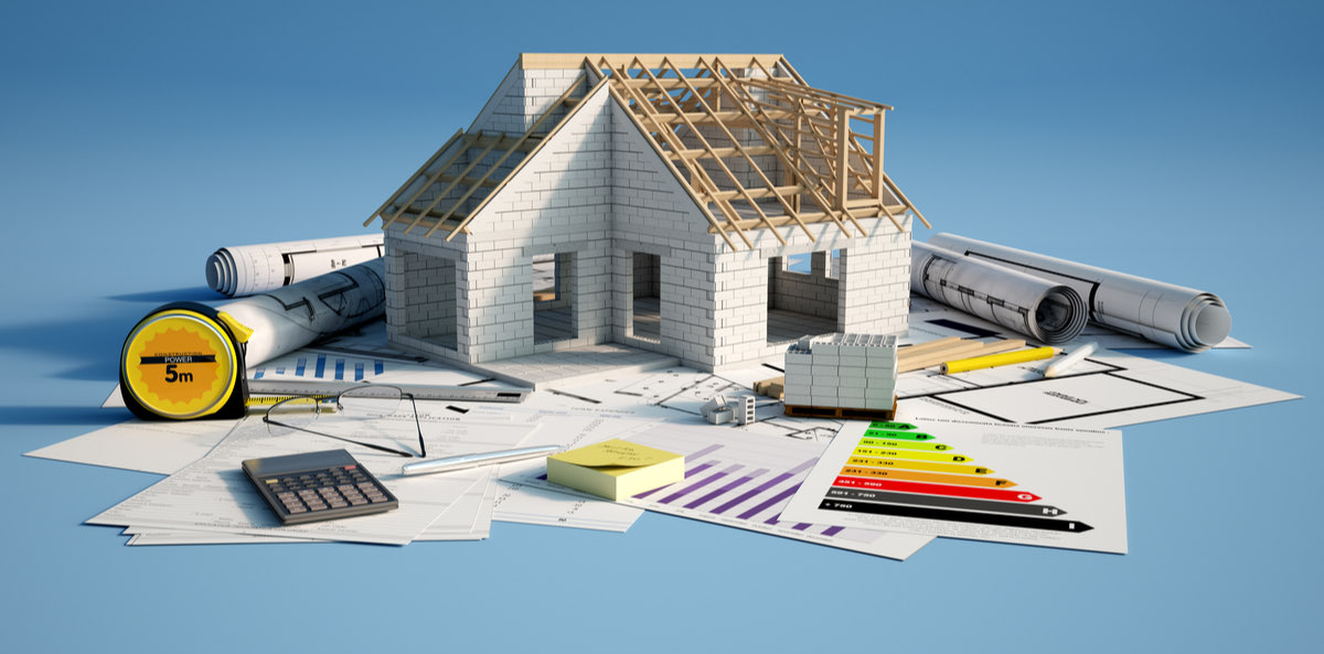 Expert vérifiant les performances énergétiques d'un logement